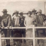 Το 1925 σε ιπποδρομίες στο Παρίσι μαζί με τον Μορίς Σεβαλιέ